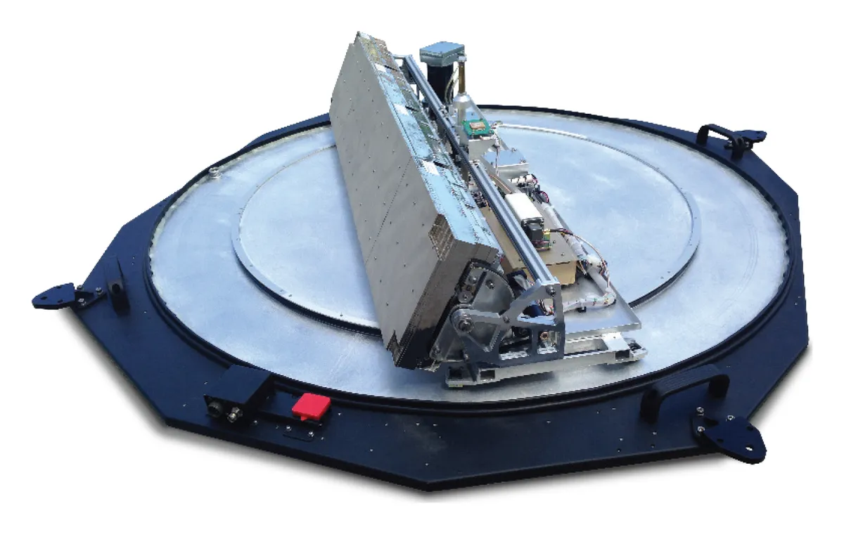 Gilat RaySat ER7000 High-Gain Ku-Band SOTM Panel Antenna for Trains and Large Vehicles (36 dBi Tx gain, up to 56 dBW EIRP)